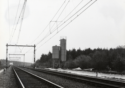 169088 Afbeelding van de aanleg van een tijdelijke bouwplaats voor het aannemersbedrijf Fa. P.C. Zanen N.V. ten behoeve ...